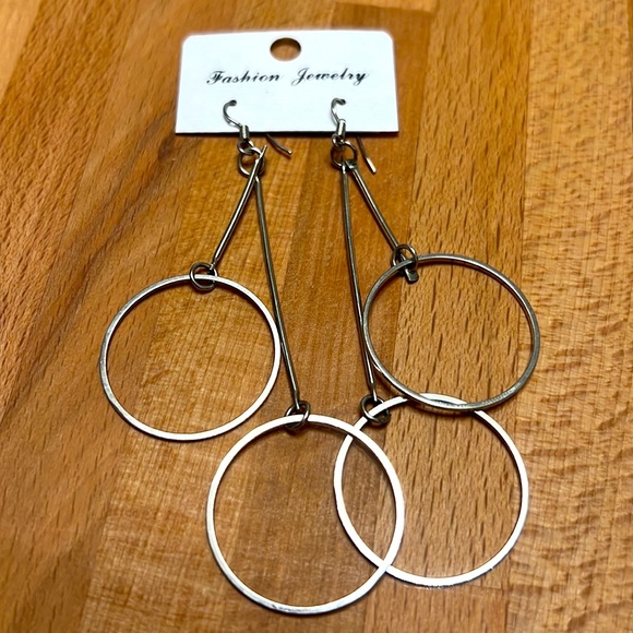 Assorted fashion earrings. - Picture 3 of 15